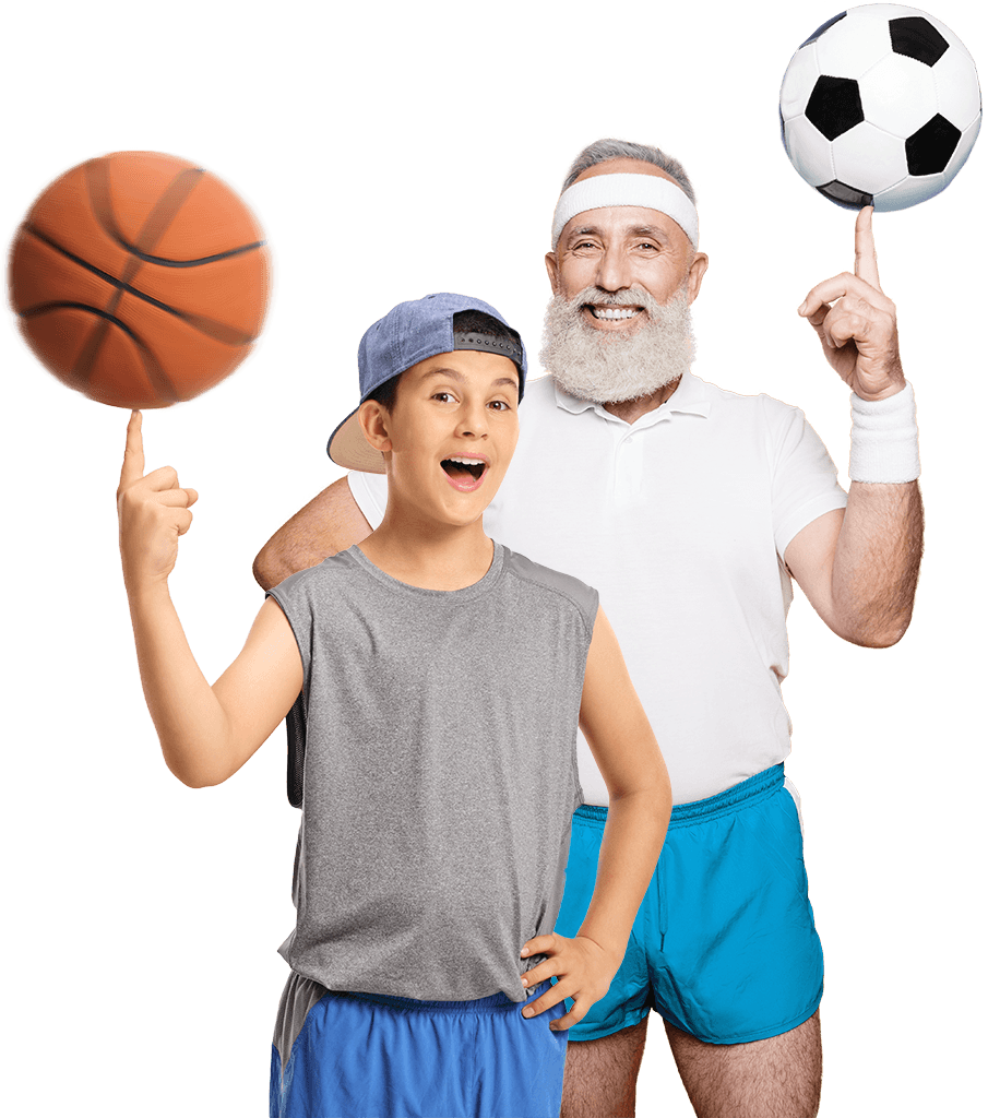 Ein sportlich gekleideter Junge mit Basecap, lässt einen Basketball auf der Fingerspitze seines rechten Zeigefingers drehen. Die linke Hand ist an seine linke Hüfte gestützt. Hinter ihm steht ein älterer, ebenfalls in Sporthosen, gekleiderter Mann mit langem grauen Bart und Strinband. Er balanciert mit dem linken Zeigefinger einen Fußball in der Luft.