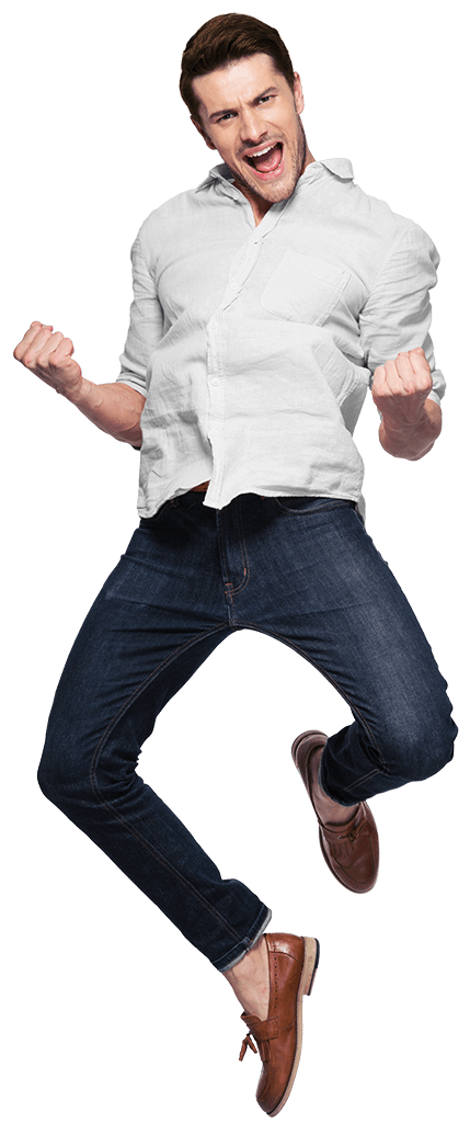 Ein junger Mann springt mit beiden Beinen in die Höhe, seine Hände sind zu Fäusten an seinen Körper herangezogen und er schreit mit geöffnetem Mund.