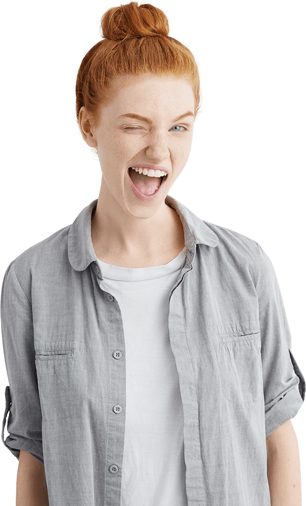 Eine rothaarige junge Frau schaut in die Kamera und zwinkert mit dem rechten Auge und geöffnetem Mund.