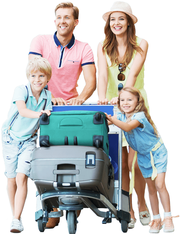 Eine Familie schiebt lachend zusammen einen Kofferwagen mit zwei großen Reisekoffern darauf. Der Vater, die Mutter, ein Junge und ein Mädchen sind alle in Sommersachen gekleidet.