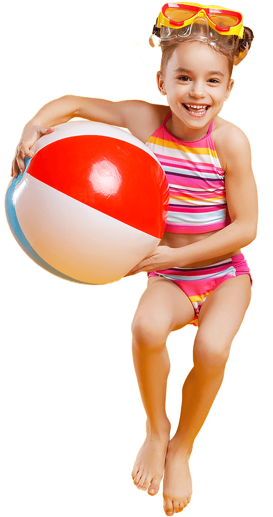 Ein junges Mädchen im gestreiften Badeanzug und Taucherbrille auf dem Kopf springt lachend in die Höhe und hält dabei einen Wasserball mit ihrem Armen fest.